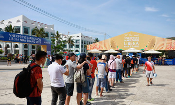 Runners queue for bibs at VnExpress Marathon Libera Nha Trang