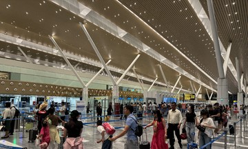 Tan Son Nhat airport sees passenger surge during national day holiday