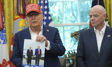 Trump shows off photo gifted by Putin