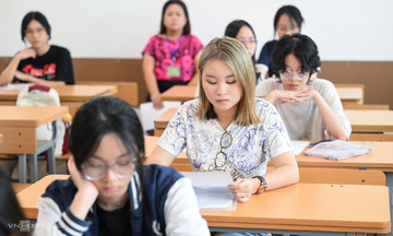 Why did six university programs have a perfect 30/30 admission score?