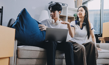 Is hepatitis B contagious through conversation?