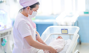 Mother overcomes cancer to welcome newborn