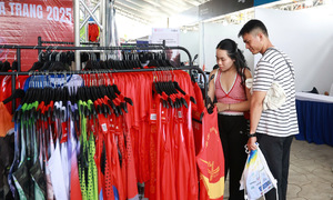 Runners explore and shop at the VnExpress Marathon Libera Nha Trang expo