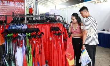 Runners explore and shop at the VnExpress Marathon Libera Nha Trang expo