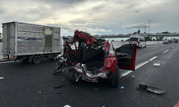 Car crushed in accident on Hanoi - Hai Phong expressway