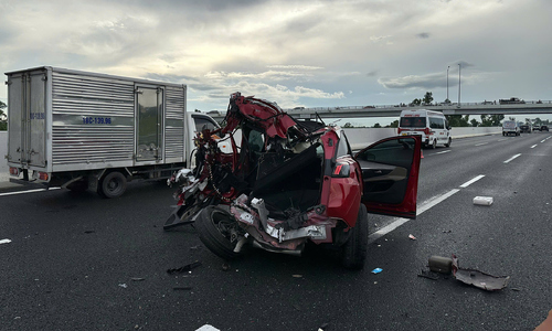 Car crushed in accident on Hanoi - Hai Phong expressway