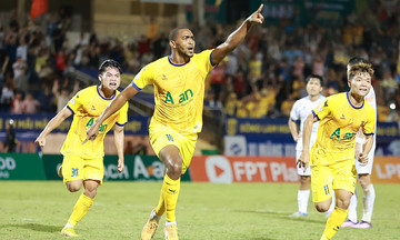 SLNA defeats defending champions Nam Dinh despite disallowed goal