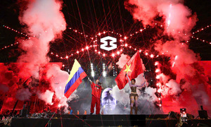 Tlinh waves Vietnamese flag alongside J Balvin at 8Wonder
