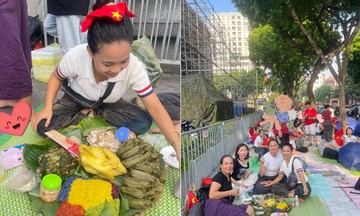 Picnics and makeshift shelters: Spectators line Hanoi streets for parade rehearsal
