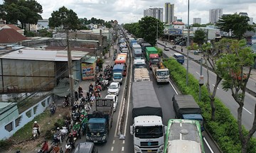 5km traffic jam at Ho Chi Minh City gateway after accident