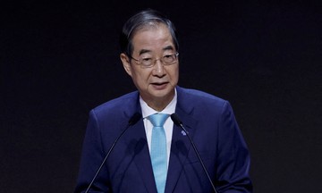 South Korean prosecutors seek arrest warrant for former prime minister