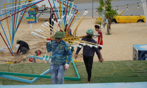 Typhoon Kajiki forces coastal Vietnam to suspend tourism