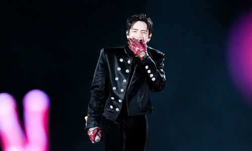 DPR IAN showers Vietnamese fans with love at 8Wonder