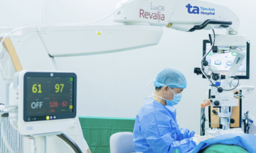 Does severe myopia increase the risk of cataracts?