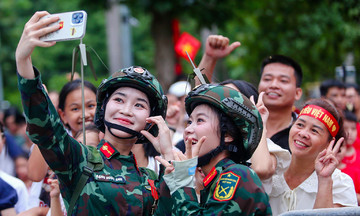 Soldiers sing and take photos with Hanoi residents before parade rehearsal
