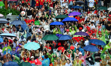 Crowds brave the rain to welcome the parade to Ba Dinh Square