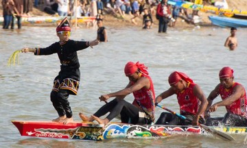 11-year-old's dance draws crowds to Indonesian boat race