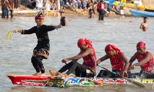 11-year-old's dance draws crowds to Indonesian boat race