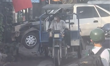 Three-wheeled vehicle carrying car causes traffic jam in Ho Chi Minh City