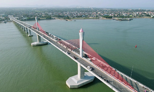 Cua Hoi bridge closed due to Typhoon Kajiki