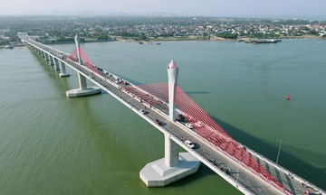 Cua Hoi bridge closed due to Typhoon Kajiki