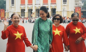 Do Thi Hai Yen strolls through Hanoi in traditional ao dai