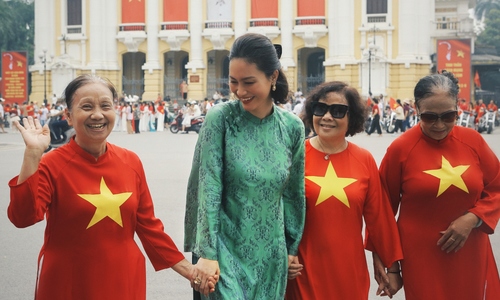Do Thi Hai Yen strolls through Hanoi in traditional ao dai