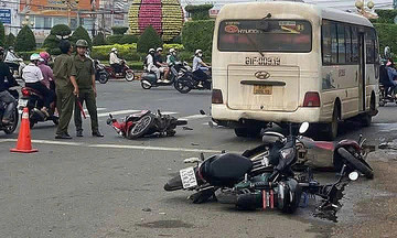 Bus crashes into motorcycles stopped at red light in Dong Nai