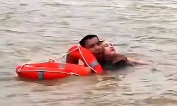 Police rescue woman who jumped from Binh bridge