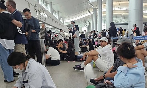 System failure causes passenger backlog at Tan Son Nhat international terminal