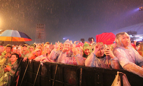 Concert 'Viet Nam trong toi' perseveres through the rain