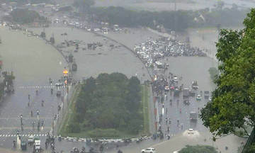 Hanoi floods cause traffic chaos