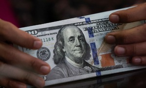 USD falls after Trump dismisses Fed governor