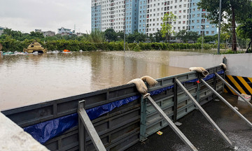 Hanoi residents build barriers against floodwaters