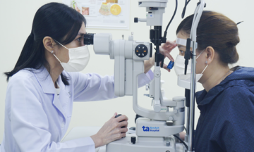 21 years of glasses come off for nearsighted woman