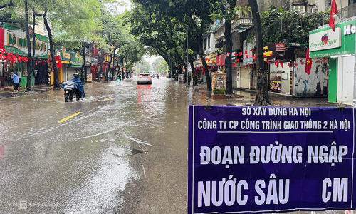 Hanoi businesses disrupted by flooding