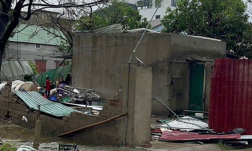 Central Vietnam endures sleepless night as Typhoon Kajiki strikes