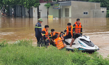 Police rescue man swept away by floodwaters in Thanh Hoa