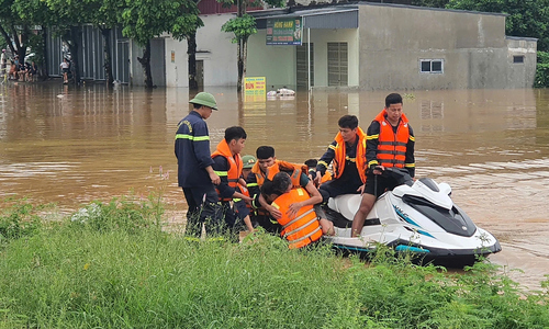 Police rescue man swept away by floodwaters in Thanh Hoa
