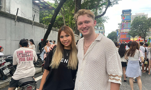 International visitors join Vietnamese crowds to watch parade rehearsal
