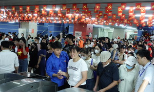 Thousands flock to Cat Linh train for parade viewing