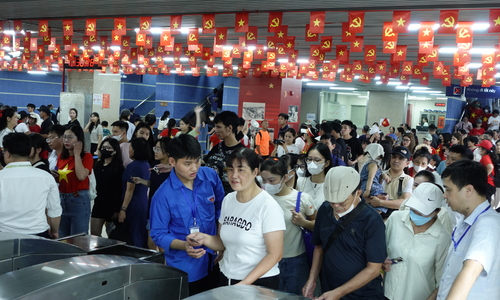 Thousands flock to Cat Linh train for parade viewing