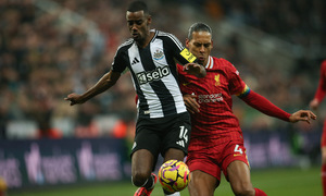 Carragher believes Liverpool will pursue Isak at all costs