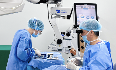 Cataract surgery restores vision in 84-year-old woman's left eye after 15 years