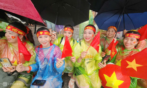 Crowds brave the rain to watch parade rehearsal in Ba Dinh square