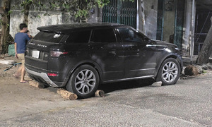 7-seat car hits two motorcycles and flees