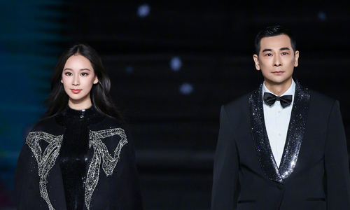 Zhao Wenzhuo makes runway debut with daughter