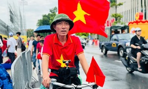 Son honors late father by cycling to Hanoi for National Day parade