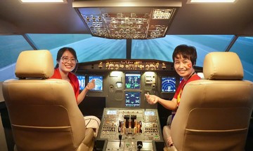 Visitors experience a model Vietnam Airlines flight