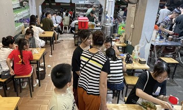 Hanoi restaurants boom during parade rehearsals